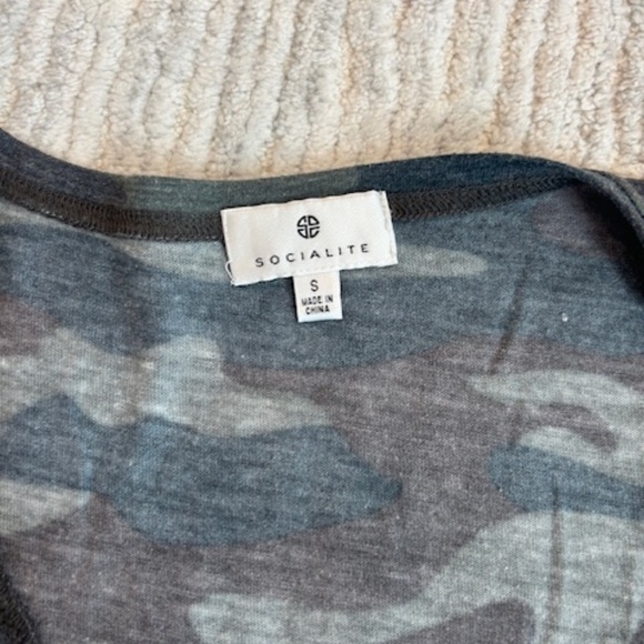 Socialite size small camo short sleeved shirt - Picture 2 of 2
